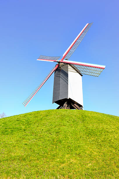 antiguo molino de viento en brujas - belgium bruges windmill europe fotografías e imágenes de stock