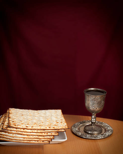 passover- maca i wino - passover judaism seder kiddush cup zdjęcia i obrazy z banku zdjęć