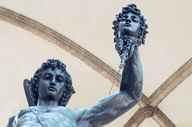 perseu e medusa - classical greek roman statue warrior - fotografias e filmes do acervo