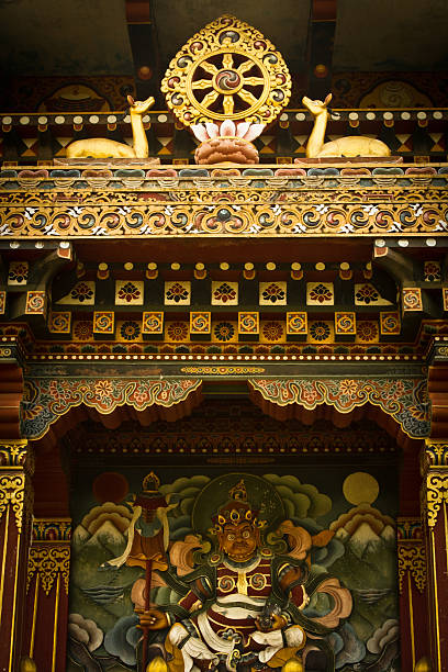 le bhoutan temple de bodhgayâ, inde - bodhgaya architecture image human age photos et images de collection
