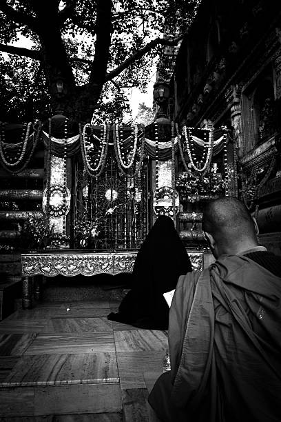 le temple de la mahabodhi de bodhgayâ, inde au puja festival - bodhgaya architecture image human age photos et images de collection