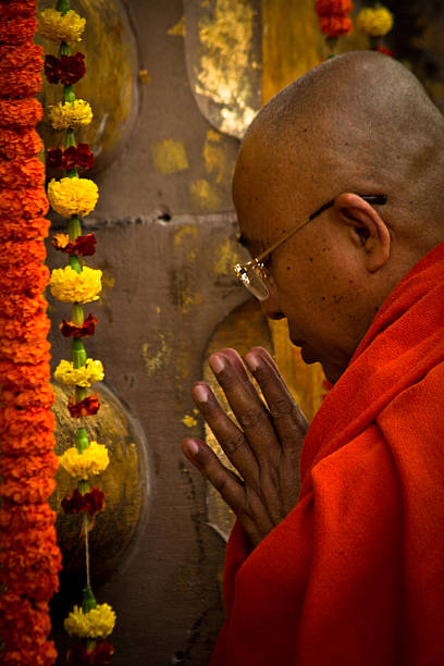 le temple de la mahabodhi de bodhgayâ, inde au puja festival - bodhgaya architecture image human age photos et images de collection