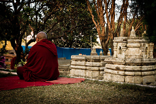 le temple de la mahabodhi de bodhgayâ, inde au puja festival - bodhgaya architecture image human age photos et images de collection