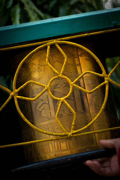 le temple de la mahabodhi de bodhgayâ, inde au puja festival - bodhgaya architecture image human age photos et images de collection