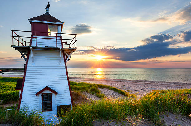 atardecer en el puerto de covehead faro, pei - direction sea lighthouse landscape fotografías e imágenes de stock