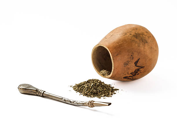 Mate té y calabash con bombilla de plata sobre fondo blanco - foto de stock