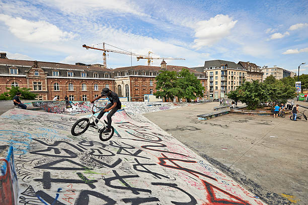 bmx motorradfahrer in aktion - skateboard park ramp skateboard graffiti stock-fotos und bilder