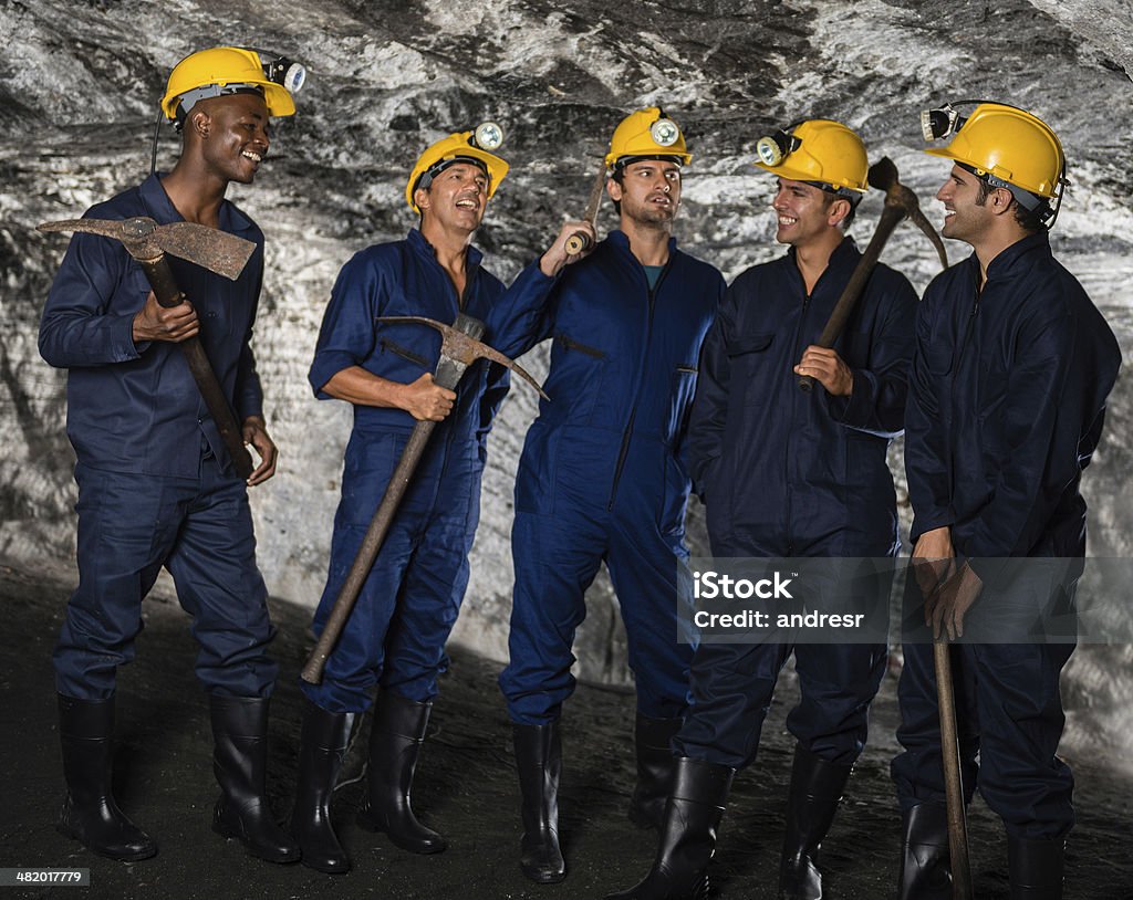 Gruppo di lavoratori nella miniera - Foto stock royalty-free di Adulto
