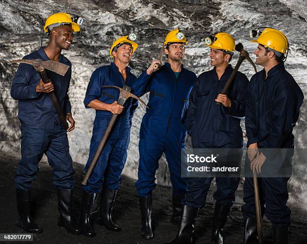 Gruppo Di Lavoratori Nella Miniera - Fotografie stock e altre immagini di Adulto - Adulto, Allegro, Attrezzi da lavoro