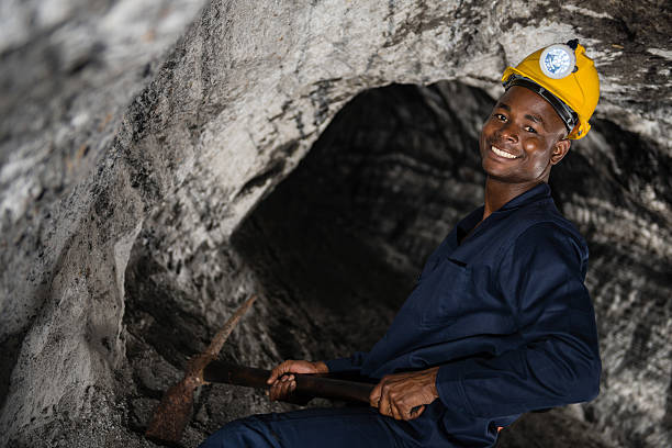 minero de trabajo en una mina - mine of salt fotografías e imágenes de stock
