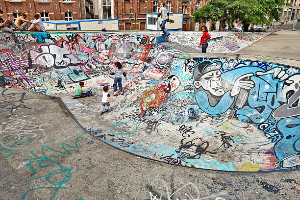 einige kinder - skateboard park ramp skateboard graffiti stock-fotos und bilder