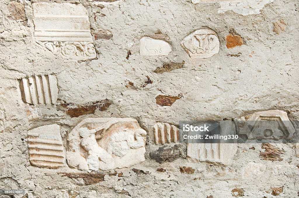 Старинный masoned стена с кусочков prehistorical окаменелостях - Стоковые фото Серый роялти-фри