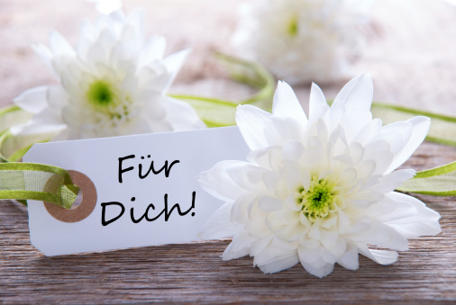 Label with the German Words Fuer Dich which means For You, with White Blossoms