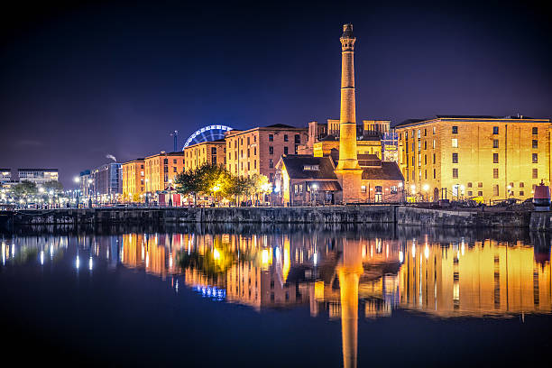 liverpool la ville de nuit - albert dock photos et images de collection