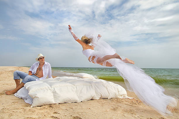 wiings des glücks - wedding beach groom bride stock-fotos und bilder