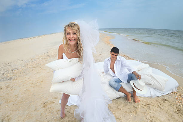 junges paar schlafen im bett - wedding beach groom bride stock-fotos und bilder