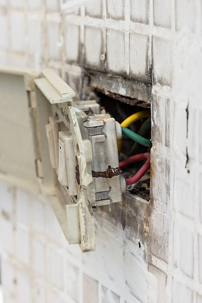istock defective electrical wall fixture.Danger of Use 482034344