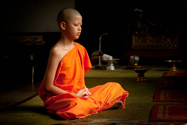 mały mnich buddyjski - breaking the habit zdjęcia i obrazy z banku zdjęć