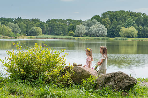 istock the girls going with flowers 482036074