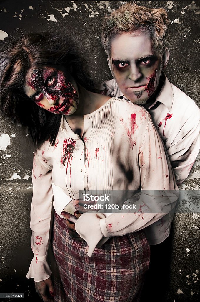 Zombie Pareja Foto de stock y más banco de imágenes de Mujeres - Mujeres,  Zombi, Adulto - iStock
