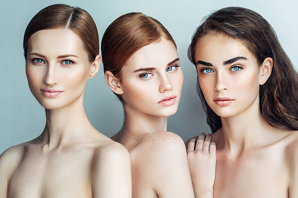 trois belles filles avec un maquillage naturel - model3 photos et images de collection