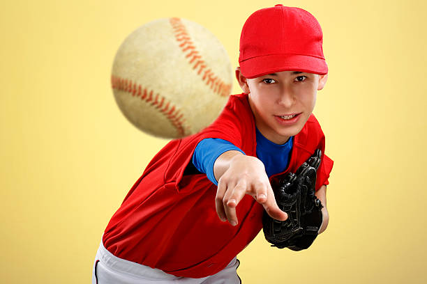 retrato de um adolescente em vermelho uniforme jogador de beisebol - baseball player child athlete baseball - fotografias e filmes do acervo