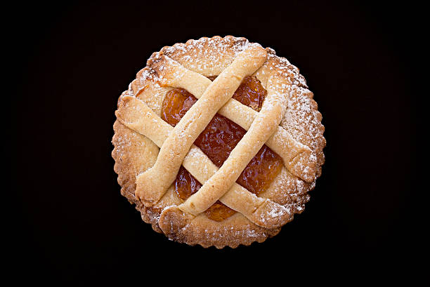 istock Short pastry tartlet with marmalade. 482044458