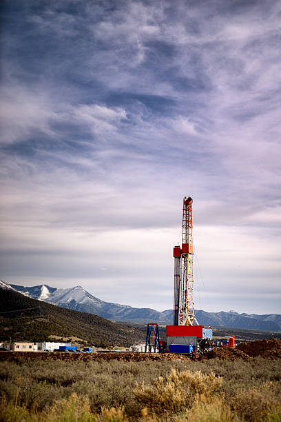 broca de torre de perforación - oil rig onshore drilling rig borehole fotografías e imágenes de stock