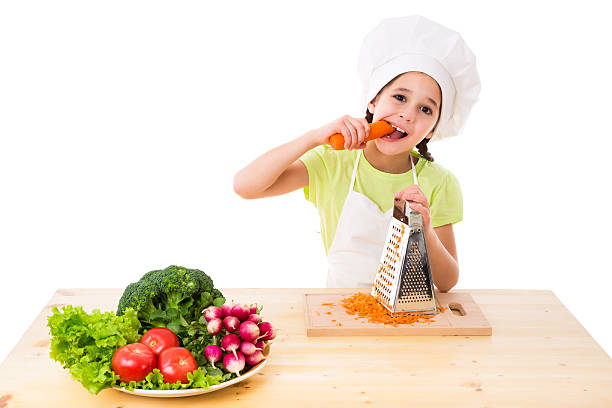 chica con rallador de comer las zanahorias - leaf vegetable salad child spring fotografías e imágenes de stock