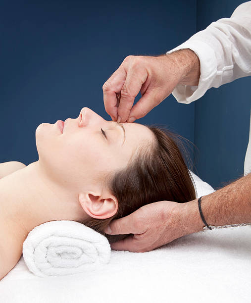 гипноз техника для мигрень помощи - massaging alternative medicine headache women стоковые фото и изображения
