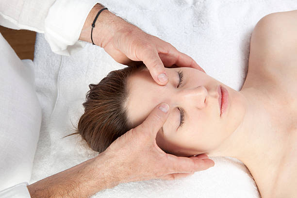 ayurveda massagem facial - massaging alternative medicine headache women - fotografias e filmes do acervo