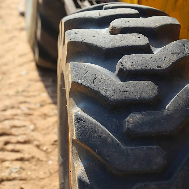 スキッドローダータイヤ - old tire ストックフォトと画像