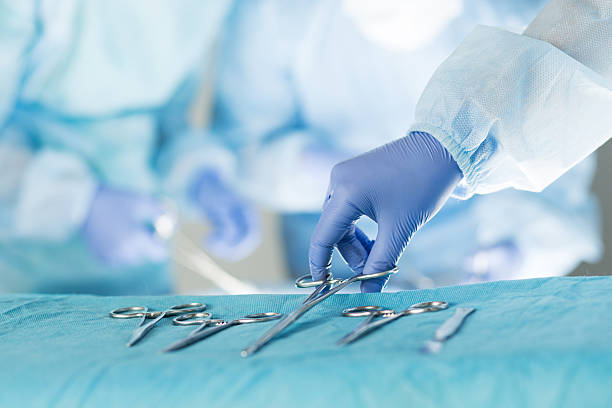 primo piano di strumenti medici scrub infermiera prendendo - medical supplies scalpel surgery equipment foto e immagini stock