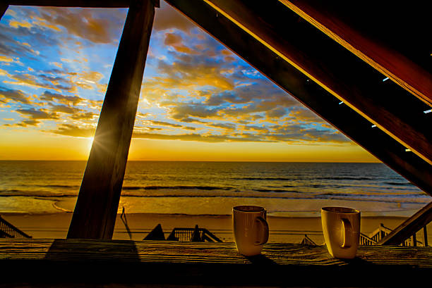 kaffee bei sonnenaufgang am strand - carney stock-fotos und bilder