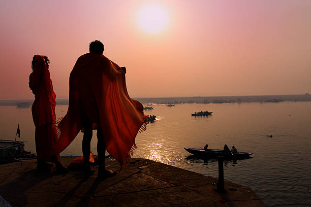 건조 후 옷을 용수조 위에 갠지스, 바라나시 - varanasi indian culture nautical vessel ganges river 뉴스 사진 이미지