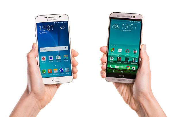 dois smartphones-samsung galaxy s5 e htc um m9 - m9 imagens e fotografias de stock