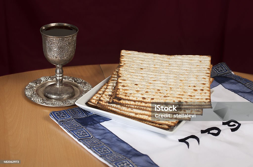 Passover- Matze und Wein - Lizenzfrei Brotsorte Stock-Foto