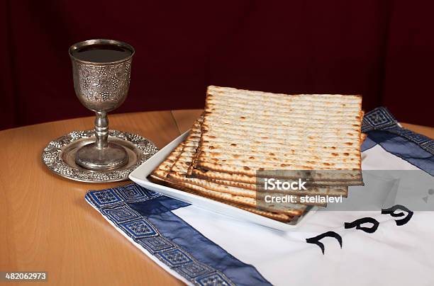 Passover Matze Und Wein Stockfoto und mehr Bilder von Brotsorte - Brotsorte, Farbbild, Feiern