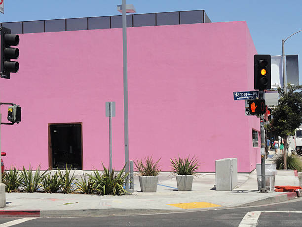 pinkfarbenes gebäude melrose av-los angeles, ca - pink buildings stock-fotos und bilder