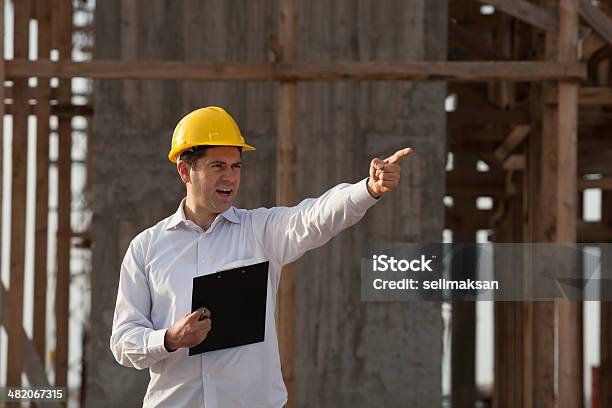 Contratista De Que Órdenes En Solar De Construcción Foto de stock y más banco de imágenes de Accesorio de cabeza