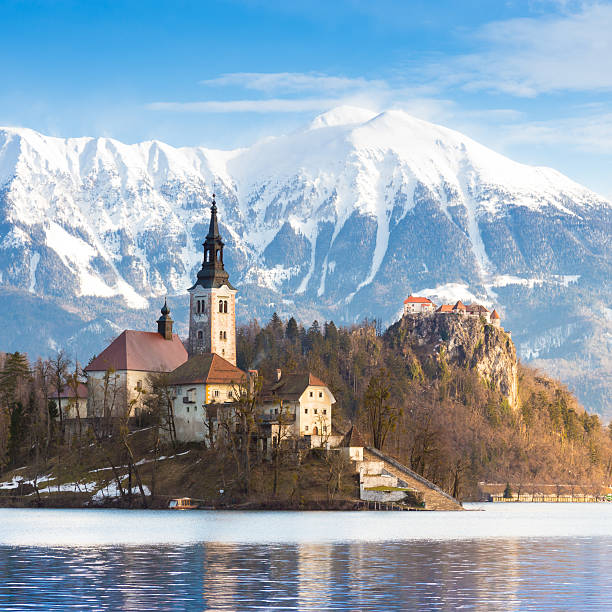 bled lake, slowenien, europa. - castle slovenia winter snow stock-fotos und bilder