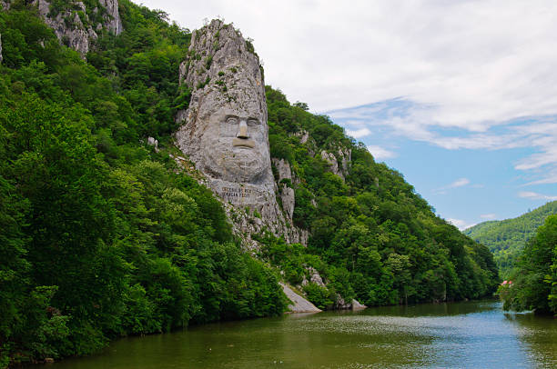 резные портрет dacian decebal с большой кроватью (king size) и видом на реку дунай - romania стоковые фото и изображения