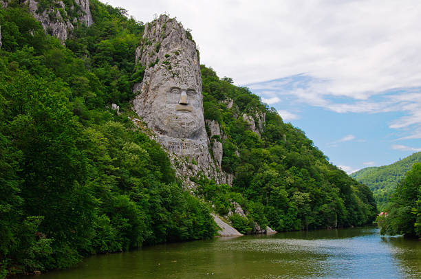 carved portrait of dacian king decebal on danube river - rumänien bildbanksfoton och bilder