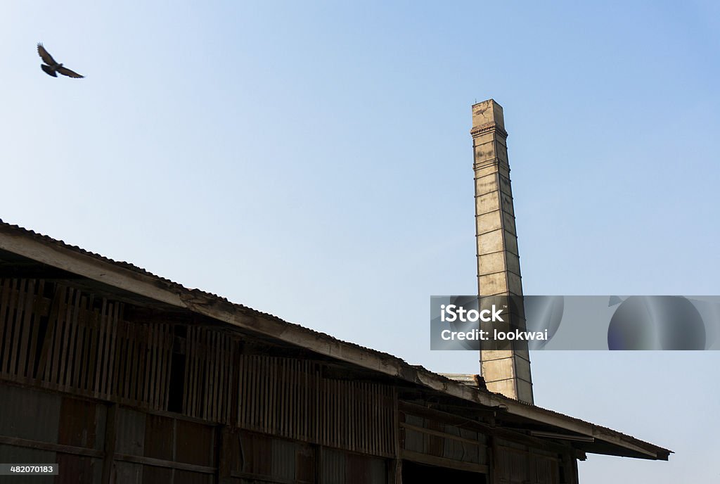 Antigua fábrica con smokestack - Foto de stock de Almacén libre de derechos