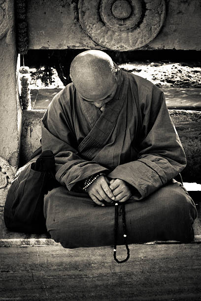 méditation devotee monk de temple de la mahabodhi, bodhgayâ, inde - bodhgaya architecture image human age photos et images de collection