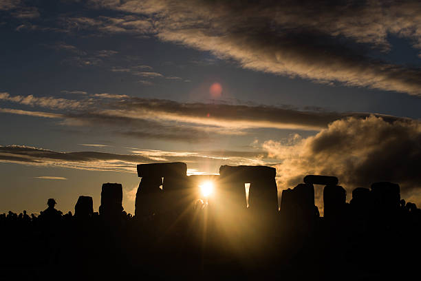 solsticio de piedra henge atardecer - stonehenge fotografías e imágenes de stock