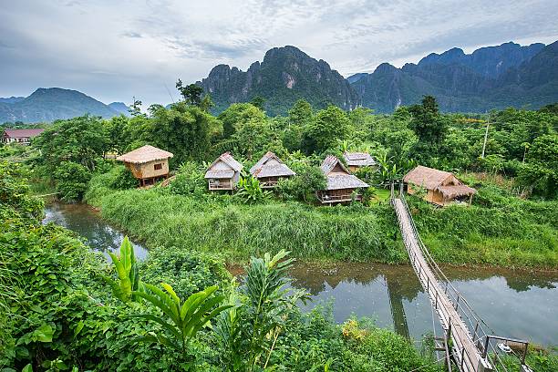 villaggio e mountain - vang vieng foto e immagini stock