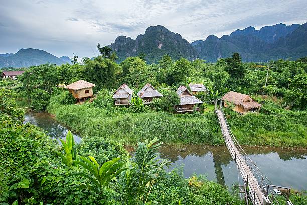 деревня и горы - laos hut southeast asia shack стоковые фото и изображения