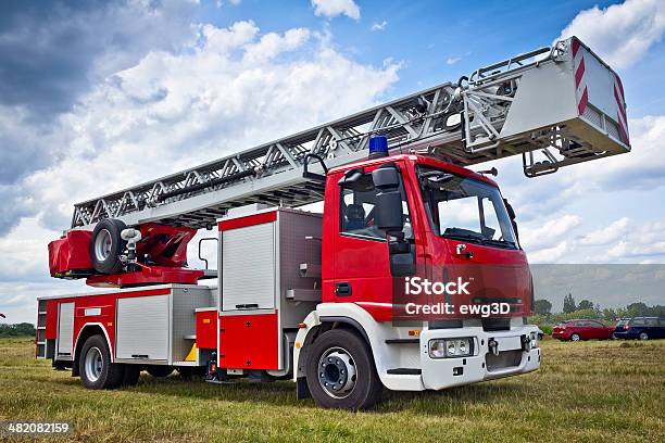 Coche De Bomberos De Moderna Foto de stock y más banco de imágenes de Camión de bomberos - Camión de bomberos, Escalera, Camión de peso pesado