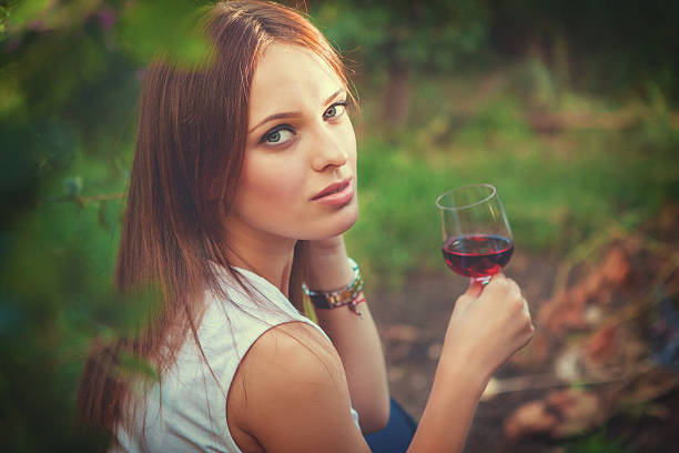 Ritratto Ragazza con bicchiere di vino rosso - foto stock